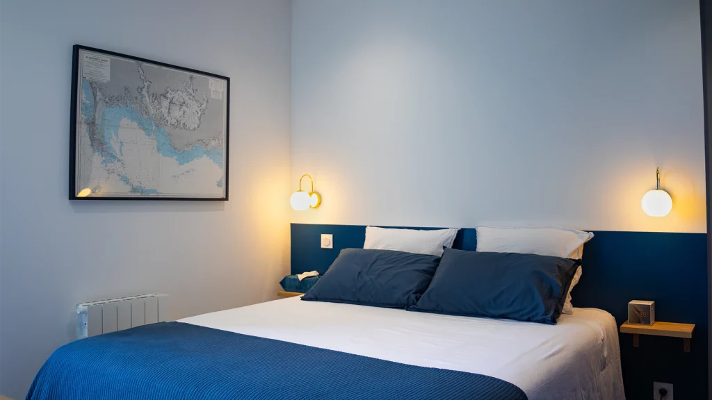Chambre aux tons bleus avec appliques murales